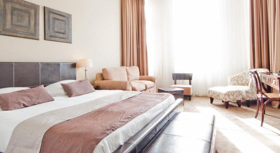 Chariot Hotel